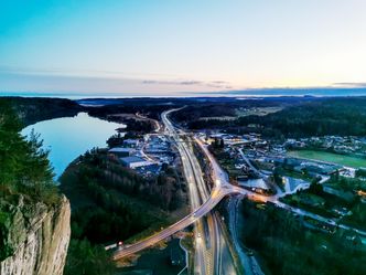 Rugtvedt-krysset måtte bygges helt om på grunn av utvidelsen av den gamle veien i bredden, og alle bruene måtte byttes ut. Foto:  Nye Veier