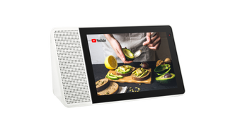 Lenovos Smart Display ser ut som et oppreist nettbrett med en høyttaler på siden, og det er ikke langt fra sannheten. Med denne kan du spørre Google om det meste og se informasjon på skjermen, enten det er været, oppskrifter eller Youtube. Foto:  Lenovo