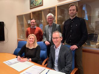 Signering i Drammen rådhus: Bakre rad fra venstre: Tommy Iversen, prosjektleder Drammen kommune Johannes Devold, utbyggingssjef, Drammen kommune Gaute Mo, partner og styreleder, Degree of Freedom Rad foran fra venstre: Monica Myrvold Berg, Ordfører, Drammen kommune Birger Opgård, daglig leder og prosjektleder, Degree of Freedom Foto:  Degree of Freedom
