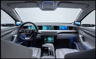 Interiøret i den tyrkiske SUVen er moderne, med mange skjermer - men uten et klassisk bakspeil i taket. Foto:  TOGG