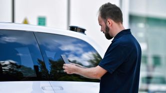Bilen skal kunne tilkalles ved hjelp av en app, og kontrolleres ved hjelp av et grensesnitt i sidevinduet. Foto: DLR