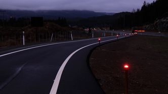 Allerede i 2009 fikk den da nye firefeltsstrekningen mellom Skaberud og Kolomoen i Hedmark LED-lys på midtdeleren. Vegvesenet regnet da med å spare 98 prosent av strømutgiftene på strekningen ved å velge LED. Bilde: Veilyskompetanse