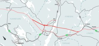 Nye Veier foreslår å bygge ny bru over Fedafjorden, i en trasé (rødstriplet linje) nord for dagens. Ill: Nye Veier