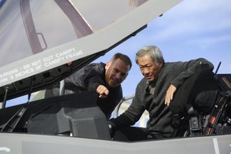 Singapores forsvarsminister, Ng Eng Hen, kunngjorde i fjor at de ønsket å bestille F-35. Her får han en titt i cockpit på flybasen Luke i undefined: Senior Airman Jason Colbert
