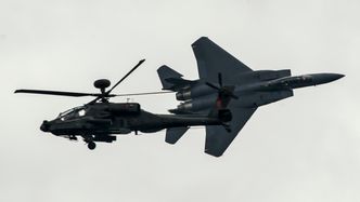 I tillegg til F-16 har luftforsvaret i Singapore blant annet 40 F-15SG Strike Eagle og 17 AH-64SG Apache angrepshelikoptre. Dette bildet er fra et flyshow på Changi i undefined: Capt. Raymond Geoffroy