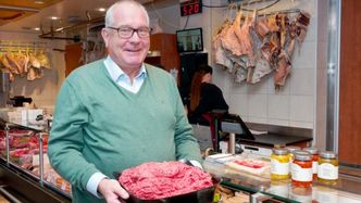 Øyvind Fylling-Jensen, her hos slakterbutikken StrømLarsen på Torshov, med en porsjon fersk malt kjøttdeig. Det er produktgruppen som allerede er utfordret av plantebaserte erstatninger Foto:  Joachim Seehusen