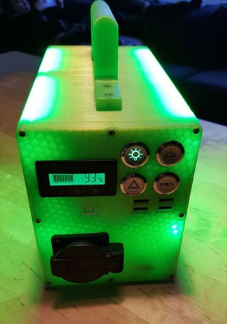 En av Barlis hjemmelagde kreasjoner: Portabel strømkilde med lys og uttak for både USB, 12 og 230 volt. Foto: Privat