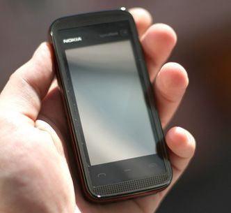 Nokia 5530 var en av de tidlige trykkskjermmobilene fra Nokia etter iPhones ankomst. Den ble ingen suksess. Foto: Marius Valle