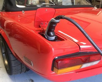 Under det gamle bensinlokket ligger ladeporten. Foreløpig tar bilen ikke hurtiglading. Foto: roadstersalon.com