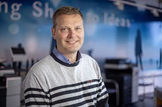 Christopher Rønneberg i Konica Minolta anbefaler alle som vil fokusere på kjernevirksomheten sin å flytte IT-systemene til sky. Foto: Delta V
