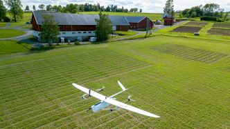 NIBIOs selvlagde hybriddrone tar av som et helikopter og flyr som et fly, og kan raskt kartlegge en hel gård. Foto:  Maximilian Pircher