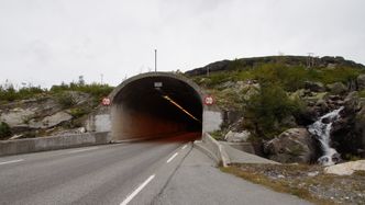 Den østre portalen til Vågslitunnelen (1,6 kilometer) på E134. Foto: Statens vegvesen
