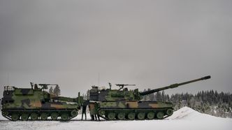 Ammunisjonsvogna K10 laster over granater og ladninger til K9-skytset. Foto: Eirik Helland Urke