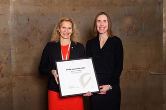 Fra venstre: Direktør for Trafikant og kjøretøy i Statens vegvesen, Bodil Rønning Dreyer og juryleder Hilde Singsaas, direktør i Direktoratet for forvaltning og økonomistyring (DFØ). Foto:  Foto