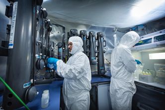 Prøver analyseres om bord på skipet. Her er Postdoc Nicolas Sanchez og doktorgradsstipendiat Stephen Kohleri i et såkalt ultrarent rom, der en del av laboratoriet er dekket inn av plast. Draktene de benytter er for å utelukke forurensning. Foto: Christian Morel photographe