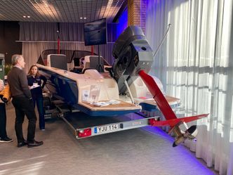 Candela Seven er en spennende nyvinning. En helelektrisk fritidsbåt på vinger/foiler gjør at du svever over vannet. (Foto: Jan M. Moberg)