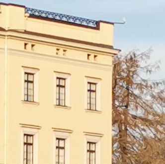 Henger etter: Selv med quadpiksel som reduserer oppløsningen til 12 MP må Huawei Nova se seg slått i skarphet og fargemetning av Motorola One Hyper. Foto: Odd Richard Valmot