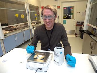 Per Martin Rørvik arbeider for å finne det beste alternativet til blyholdig PZT – her med et keramisk materiale basert på vismut-, natrium- og titanoksid. Foto:  Georg Mathiesen, Gemini.no