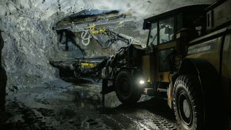 Røykutvikling i en anleggsmaskin gjør at 130 arbeidere nå har søkt sikkerhet i et tilfluktsrom dypt under bakken i Garpenberg-gruva, en av verdens største underjordiske sinkgruver. Foto: Boliden/Tomas Westermark