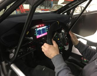 Gass og brems er fremdeles pedalbasert. Ellers skjer det meste fra PlayStation-rattet. Foto: Nils Reimers
