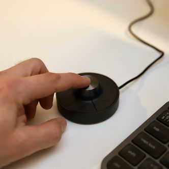 Hotkey Puck G2 er navnet på betjeningshjulet til Benq PD3220U. Den gjør at du raskt og enkelt kan veksle mellom ulike skjerminnstillinger. Foto: Kurt Lekanger