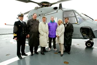 Et bilde som illustrerer godt hvor forsinket NH90-prosjektet er. Daværende skipssjef Ottar Haugen på KV Svalbard på dekk sammen med blant andre daværende forsvarsminister Kristin Krohn Devold og en av NH Industries egne NH90-helikoptre i 2002, året etter at helikoptrene ble bestilt. I stedet for å få alle 14 helikoptrene i perioden 2005-2008 antas det nå at siste leveranse skjer i 2022. Foto: Torbjørn Kjosvold