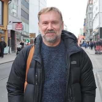 Det er ikke akseptabelt at det skal være forskjell på sikkerheten til en vei bare fordi en kontrakt ble inngått før det kom nye og strengere krav, sier daglig leder i Trafikksikkerhetsforeningen, Geirr Tangstad-Holdal. Foto:  Jarle Skoglund