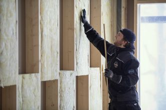 Fordelen med Proff 34 er bedre isolasjonsevne, men også at isolasjonen er enklere å jobbe med og ikke siger i veggen. Foto:  Glava