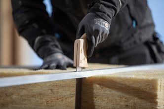 Legg til én cm på lysåpningen du har målt når isolasjonsplatene skjæres til. Da sitter de optimalt i veggen. Foto:  Glava