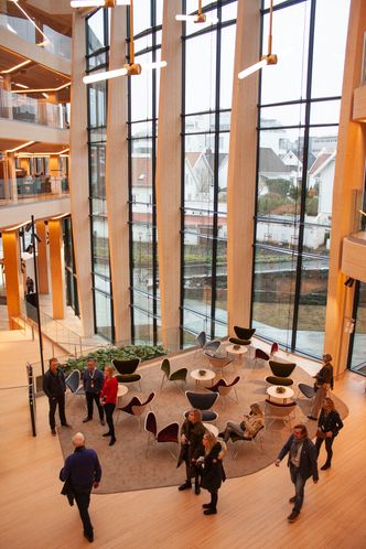 Sosialt: Finansparken har flere uformelle samlingssteder. Foto:  KJETIL S. GRØNNESTAD 
