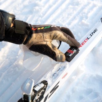 Denne sensoren har akselerometer, gyroskop og barometer, og festes både på skiene og på testpersonenes armer. Rådata fra sensorene lenkes til videoopptak, og så tagger de f.eks overganger fra staking til diagonalgang eller fiskebein, slik at maskinlæringsalgoritmen lærer seg å skille delteknikker automatisk. Foto: Sverre Chr. Jarild