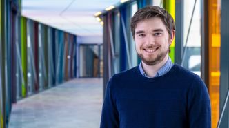 Nå jobber Mats Ruste Holen med interaksjonsdesign i Kongsberg Gruppens forsvarsvirksomhet, i samme divisjon som han hadde sommerjobb. Foto: Delta V
