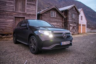 Mercedes EQC har et forbruk som kan se avskrekkende ut på papiret. Men det er 14 prosent høyere enn det faktiske forbruket. Foto: Marius Valle