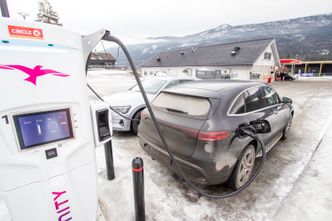 Ionity-lader på Gol, og en bil som kan lade med 110 kW. Foto: Marius Valle