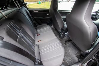 Selv femåringen klager over lite benplass når han sitter bak sin 180 centimeter lange far. Foto: Marius Valle