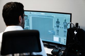 Et eget system brukes for å kalibrere drakta og sanseinntrykkene til hver enkelt bruker. Foto: Eirik Helland Urke