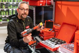 — Bruk de svarte, herdede kraftpipene. Vanlige piper slås raskt i stykker, sier Vegard Amundsen, her med et utvalg piper fra Teng Tools og Milwaukee. Foto: Delta V