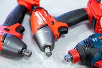 Firkantfeste med låsepinne (t.v.) eller friksjonsring er ett av valgene du må ta når du skal kjøpe muttertrekker. Foto: Delta V