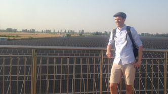 Her er Marius Korsnes foran et solcelleanlegg under ett av sine studieopphold i Kina. Foto:  Privat
