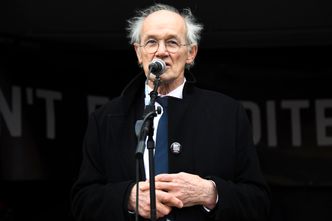 Faren til Julian Assange, John Shipton, snakket utenfor det britiske parlamentet lørdag i forbindelse med en demonstrasjon mot den mulige utleveringen av sønnen. Foto: Alberto Pezzali / AP Photo