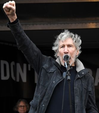 Den britiske musikeren Roger Waters talte under demonstrasjonen i London i helgen mot USAs utleveringskrav for Julian Assange. Foto: Alberto Pezzali / AP Photo
