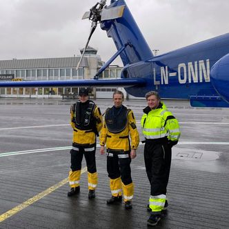 Kaptein Pål Olav Pettersen (i midten) fløy den første flygningen med S-92A fra Flesland i 2005. Her er han ved samme helikopter, sammen med styrmann Jacob Eskildsen (t.v) og tekniker Audun Torsvik som også deltok under innføringen av den nye flytypen. Foto: Tony Hammerstad, Bristow