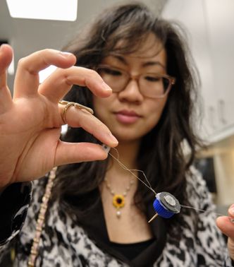 Nicole Xu viser frem den tilsynelatende enkle enheten som gir kraft til manetene. Foto: Niclas Bergh Bugge