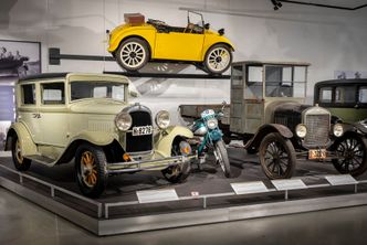 Norsk Vegmuseum har flere tusen kvadratmeter innendørs utstillinger, et nytt kjøretøymuseum og en mer enn 200 meter lang tunnel med fjellsprengningshistorie. Foto: Norsk Vegmuseum