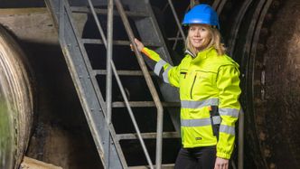 MANGE HENSYN: – Oslo har mye gammel bebyggelse som er sensitiv for setninger, det er marine leirer, dyprenner, morene, kvikkleire og alunskifer, forteller geolog Ingjerd Helene Mørck i Vann- og avløpsetaten. Foto: Delta V