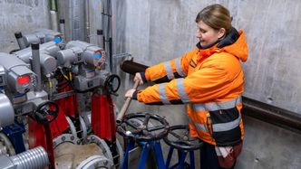 GAMMEL LØSNING: – Ventilene vi brukte før var tunge å åpne og stenge, så det gikk mye tid og krefter til å endre sigevannsretningen, forteller Wioletta Worona.  Foto:  Delta V