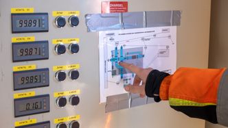 HELAUTOMATISERT: – Jobben nå er mye enklere. Alt jeg trenger å gjøre er å trykke på en knapp, sier Wioletta Worona. Foto:  Delta V