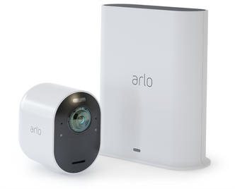 Smarthub-enheten til høyre på bildet er navet i Arlo-løsningen. Du kan koble til flere kameraer og andre enheter fra Arlo. Foto: Arlo
