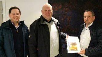 Fra venstre kontrollingeniør Kristian Magnussen, byggeleder Geir Larsen fra fylkeskommunen og daglig leder Are Oxholm fra AG Tunnel ser frem til å sette i gang med arbeidet. Foto: Troms og Finnmark fylkeskommune