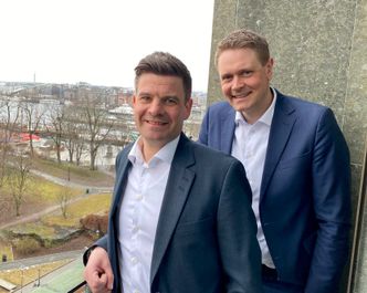 Lasse Kristoffersen (t.v.) er president i Norges Rederiforbund. Bak står Harald Solberg som er administrerende direktør. Foto: Norges Rederiforbund